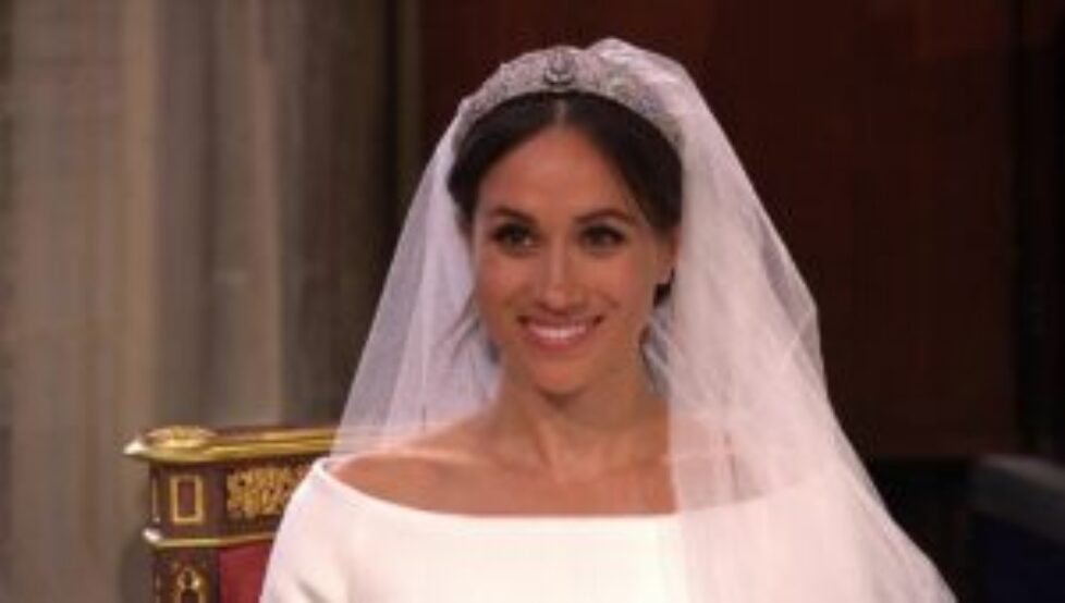 4C6D807D00000578-5747477-Hollywood_smile_Meghan_looks_overjoyed_as_her_intricate_veil_is_-a-258_1526729405535
