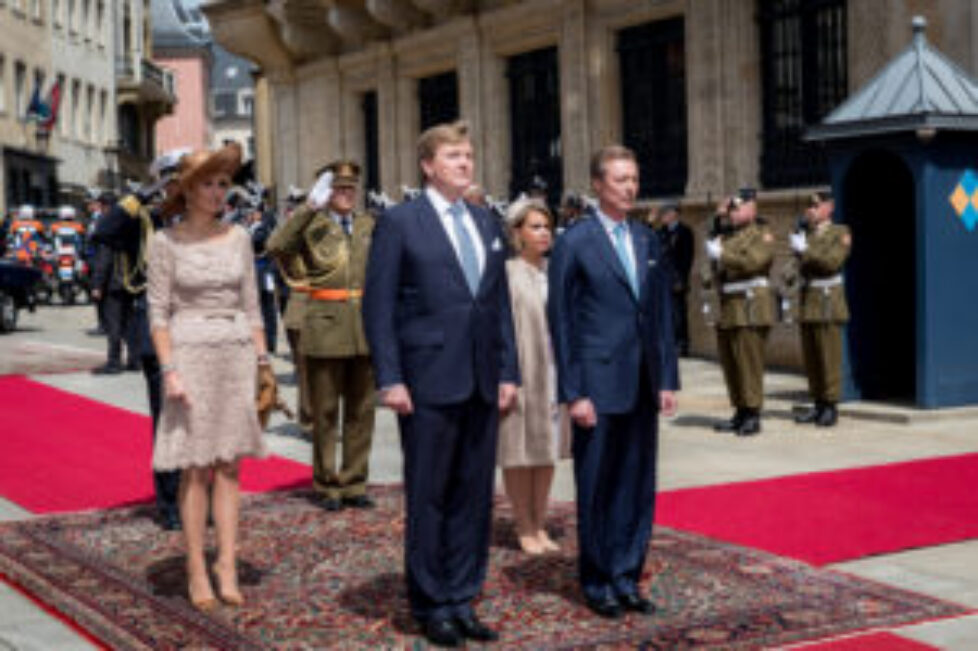 Traditionnelle cérémonie de départ devant le Palais grand-ducal