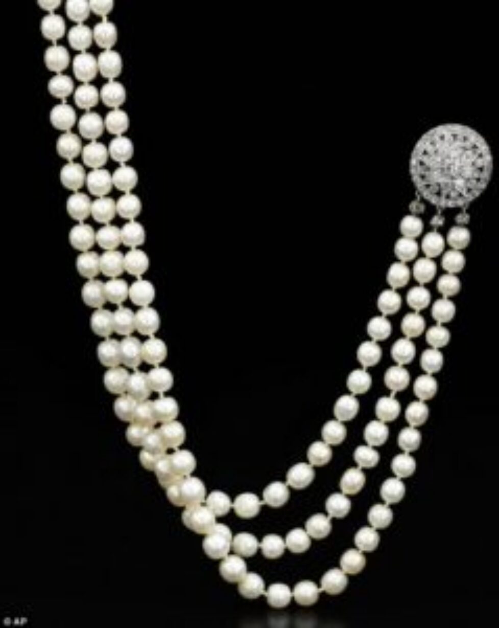 4D2E29F200000578-5838583-The_pearls_are_natural_not_cultured_as_most_are_today-m-4_1528896635911