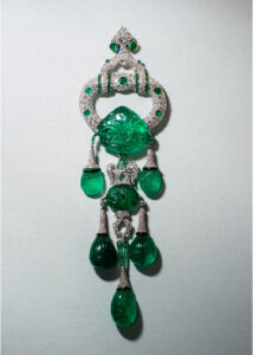 broche_cartier_en___meraudes_de_marjorie_merriweather_post__343616482_north_499x_white