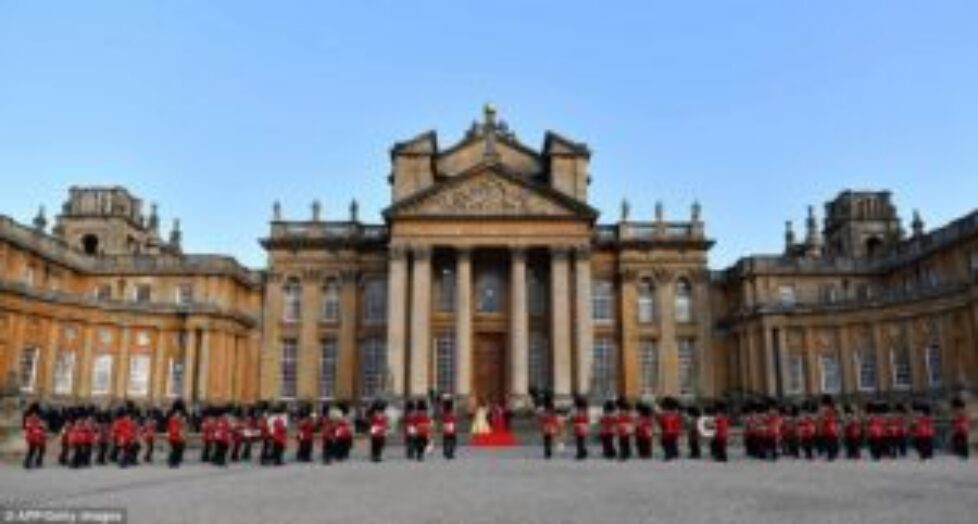 4E2BE6FF00000578-5948311-US_First_Lady_Melania_Trump_US_President_Donald_Trump_Britain_s_-a-94_1531431081059