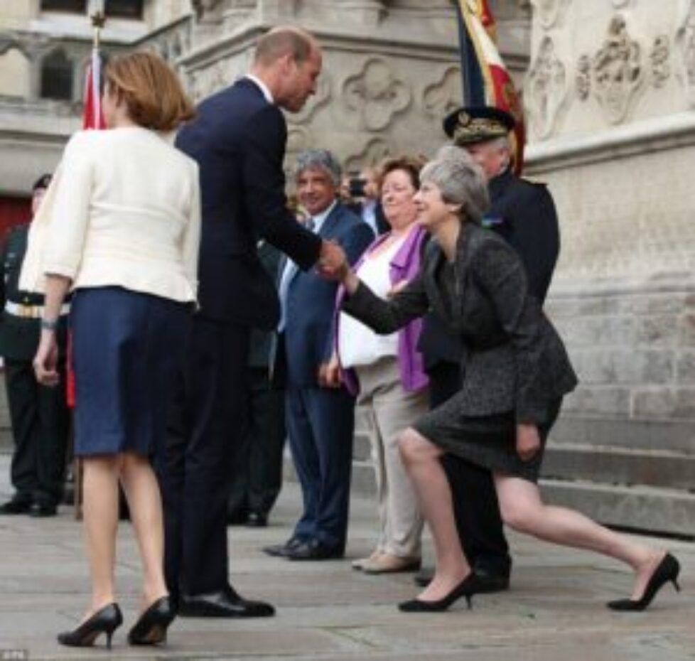 4EEE0C3600000578-6041691-The_Duke_of_Cambridge_is_greeted_by_an_awkward_looking_Prime_Min-m-16_1533781429587