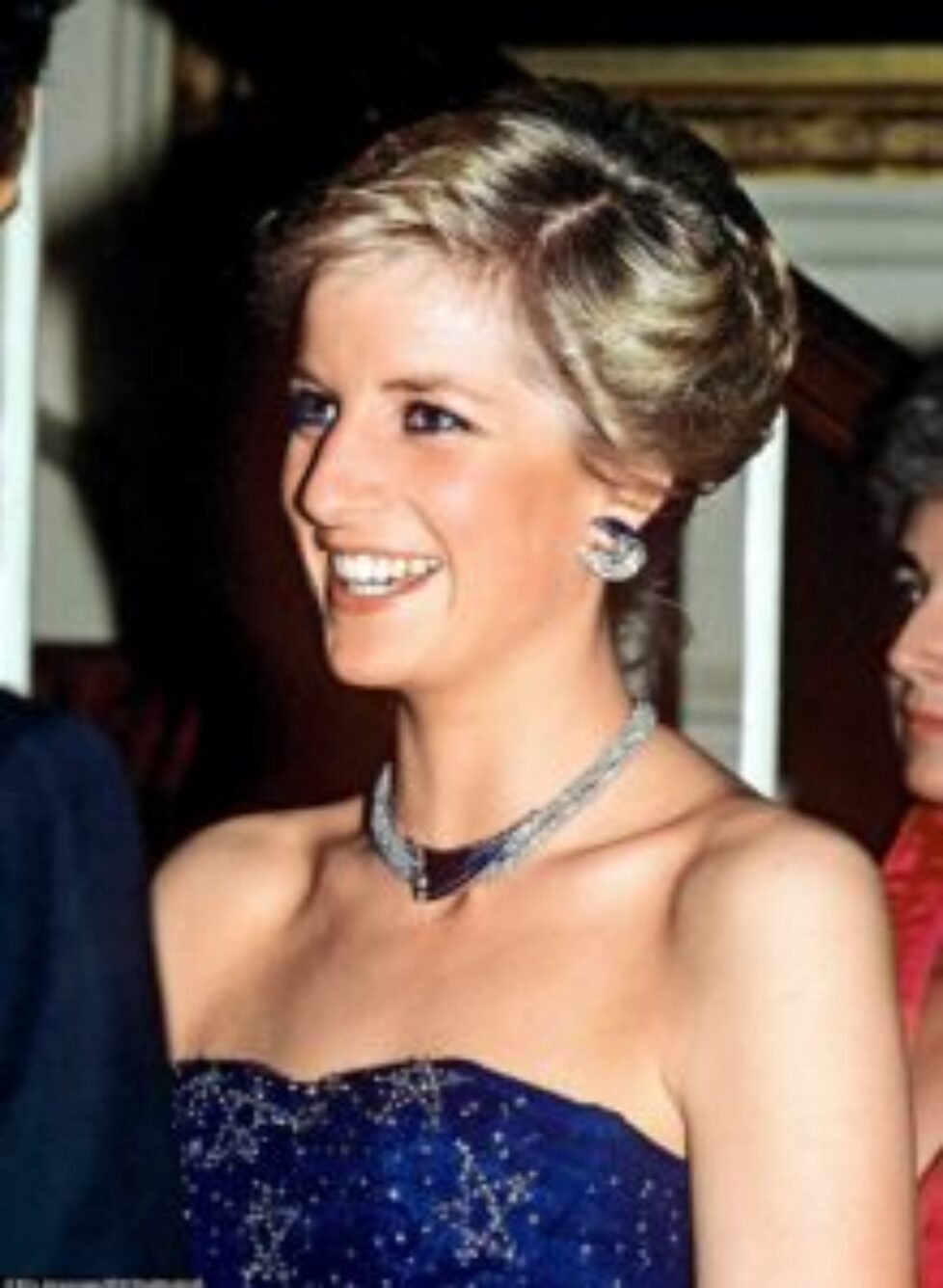 430F5B8900000578-4769664-This_striking_choker_and_crescent_shaped_earrings_part_of_a_set_-m-32_1502155752551