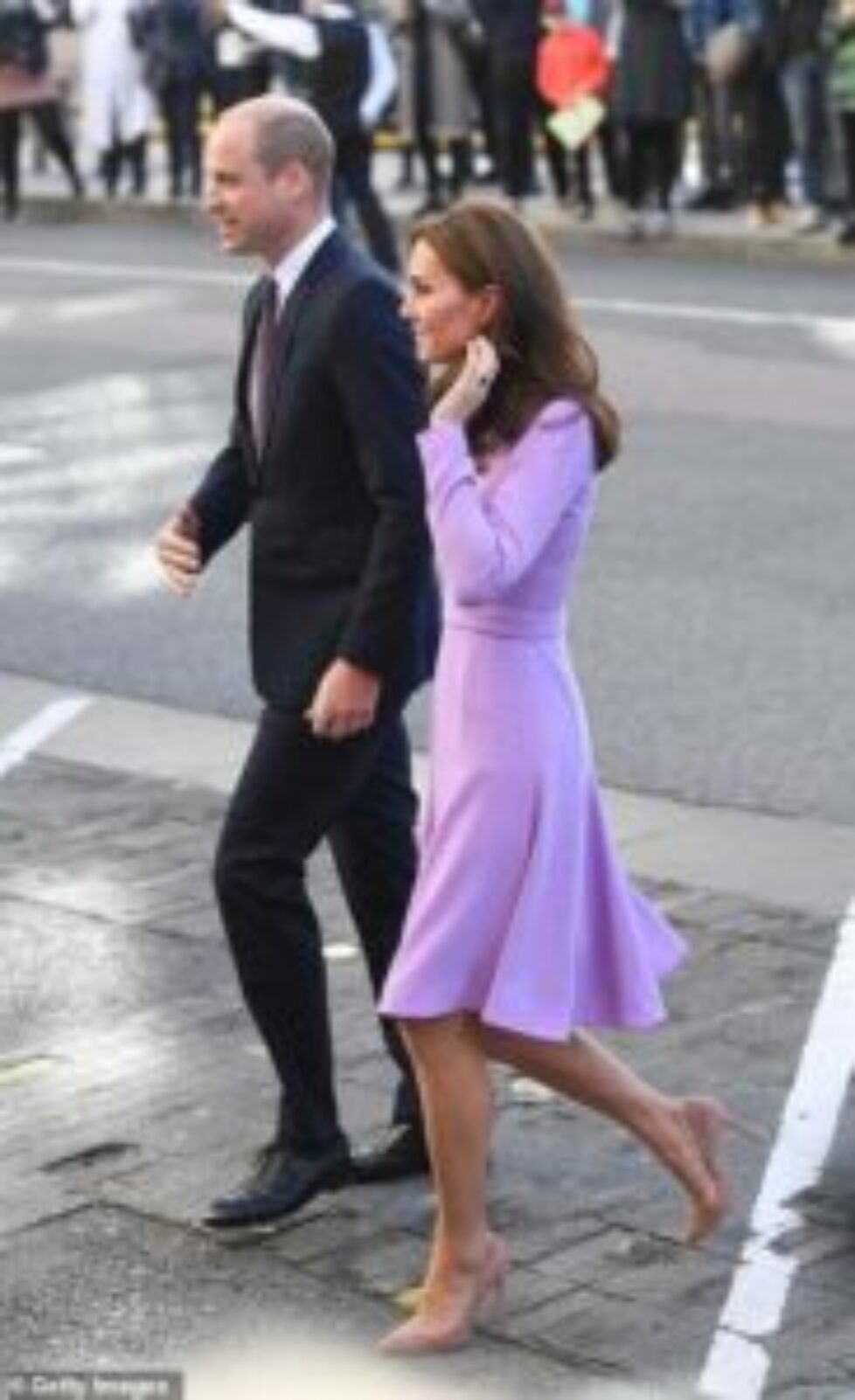 4882192-6255933-Kate_took_advantage_of_the_unseasonably_warm_weather_to_don_a_su-m-157_1539088356764