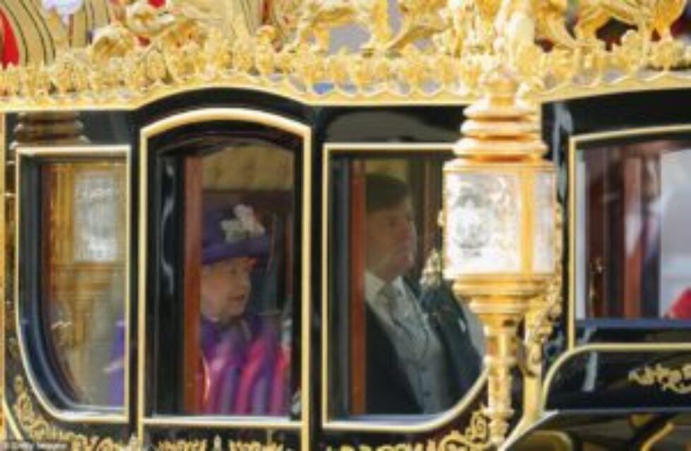 5319122-6306325-A_carriage_fit_for_a_king_The_Queen_and_King_Willem_Alexander_of-a-90_1540295588391
