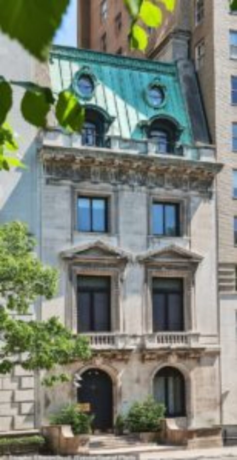 5582792-6334013-The_last_of_the_Gilded_Age_mansions_pictured_left_in_the_early_2-a-4_1540937575033