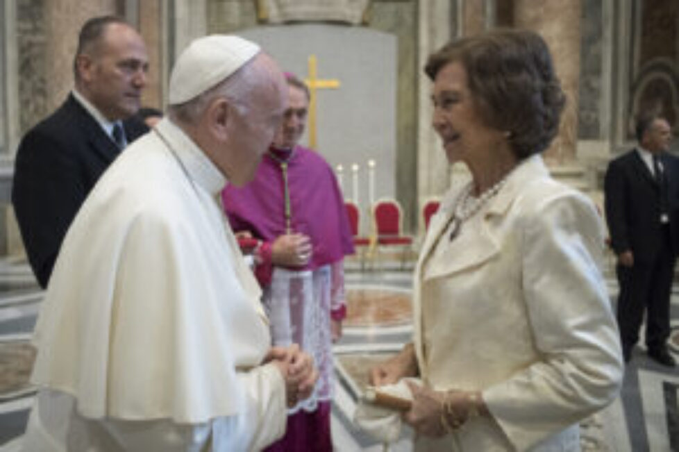 Su Majestad la Reina Doña Sofía es saludada por Su Santidad el Papa