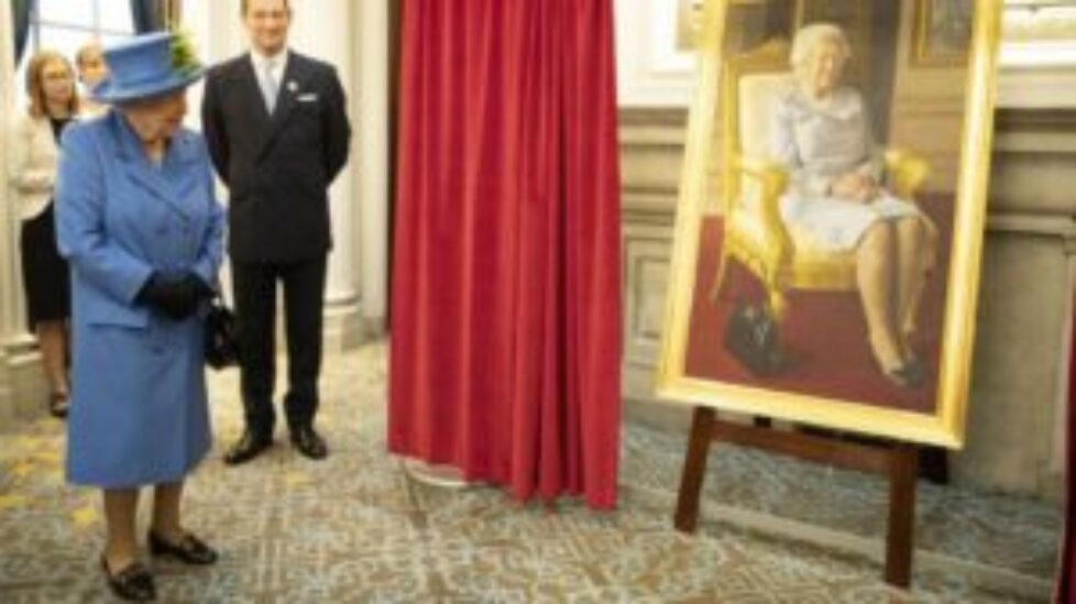 skynews-queen-portrait-handbag_4455861