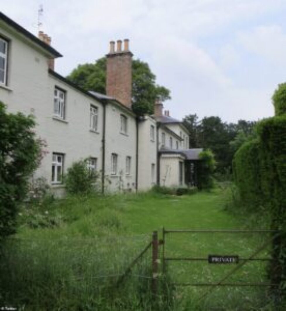 6584150-6423965-Frogmore_Cottage_in_the_grounds_of_Frogmore_House_which_is_locat-a-20_1543055917983