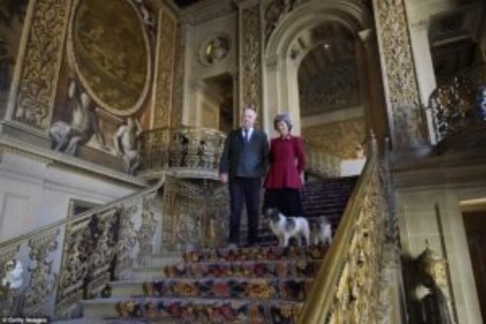 11232034-6831171-The_Duke_and_Duchess_of_Devonshire_in_Chatsworth_House_with_thei-a-19_1553100521496