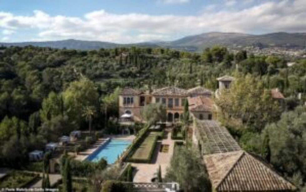 11512242-6853433-Condemned_An_overhead_view_of_the_sprawling_Chateau_Diter_in_the-m-53_1553680755719