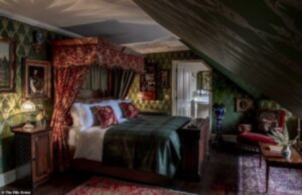 9138142-6644879-Sumptuous_The_Emperor_Suite_in_the_Fife_Arms_Breamar_Aberdeenshi-a-19_1548839590083