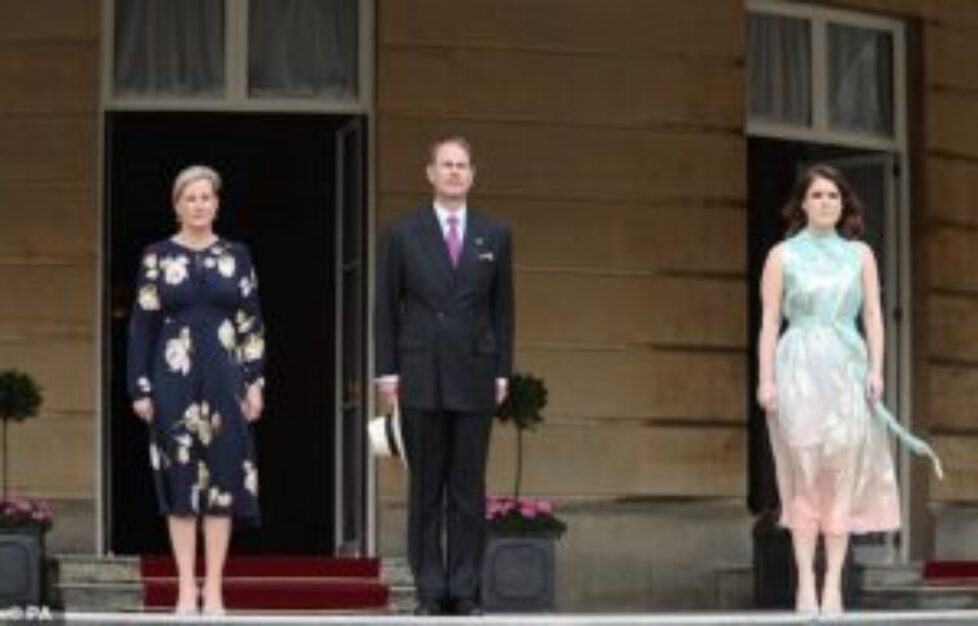 13822664-7059339-Sophie_Edward_and_Eugenie_pictured_left_to_right_looked_more_ser-a-3_1558548198063