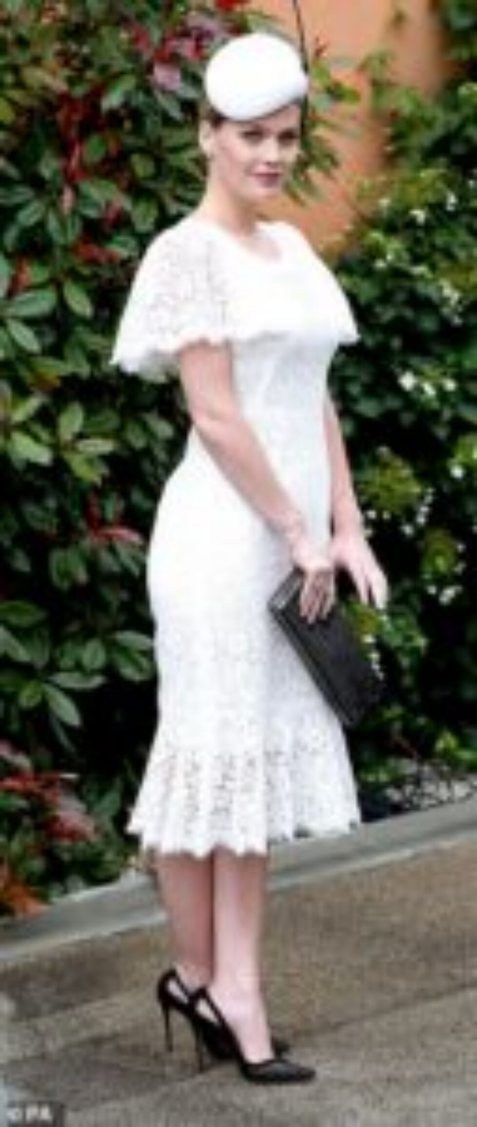 14935632-7153061-Society_beauties_Lady_Kitty_Spencer_donned_white_lace_by_D_G-a-394_1560862224319