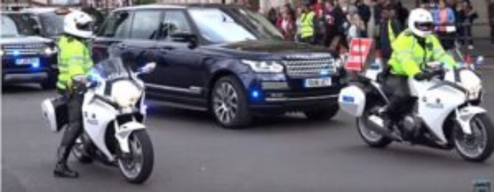 14956618-7155817-The_Duke_and_Duchess_of_Cambridge_travel_in_a_Range_Rover_escort-a-57_1560893457770