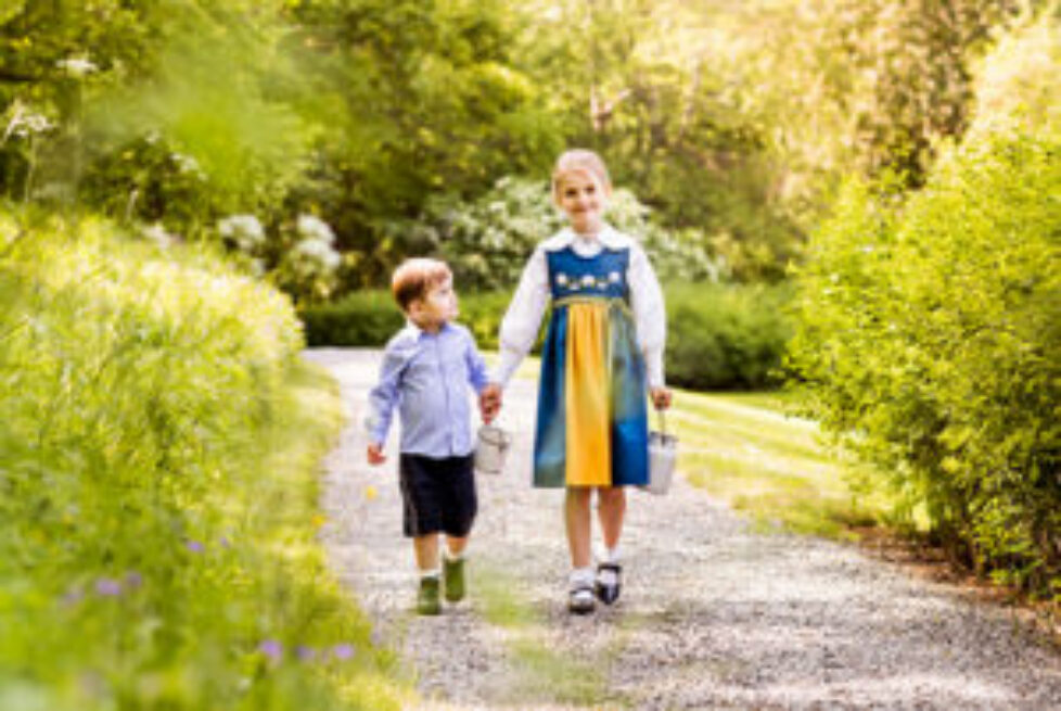 2019-06-06  Haga slott. Nationaldagshälsning från Kungafamiljen, genom Prinsessan Estelle och Prins Oscar.