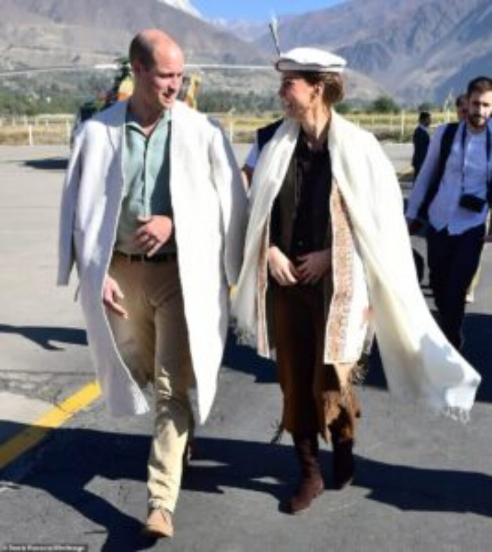 19775298-7578347-William_and_Kate_donned_traditional_Pakistani_outfits_as_they_st-m-84_1571210987046