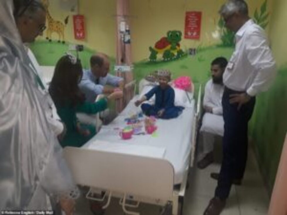 19836502-7583613-Seven_year_old_Wafia_Rehmani_wears_matching_toy_tiaras_with_Kate-a-3_1571315767428