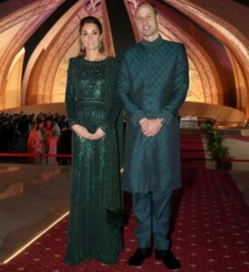 Kate-Middleton-wore-Jenny-Packham-glittering-emerald-green-gown-5