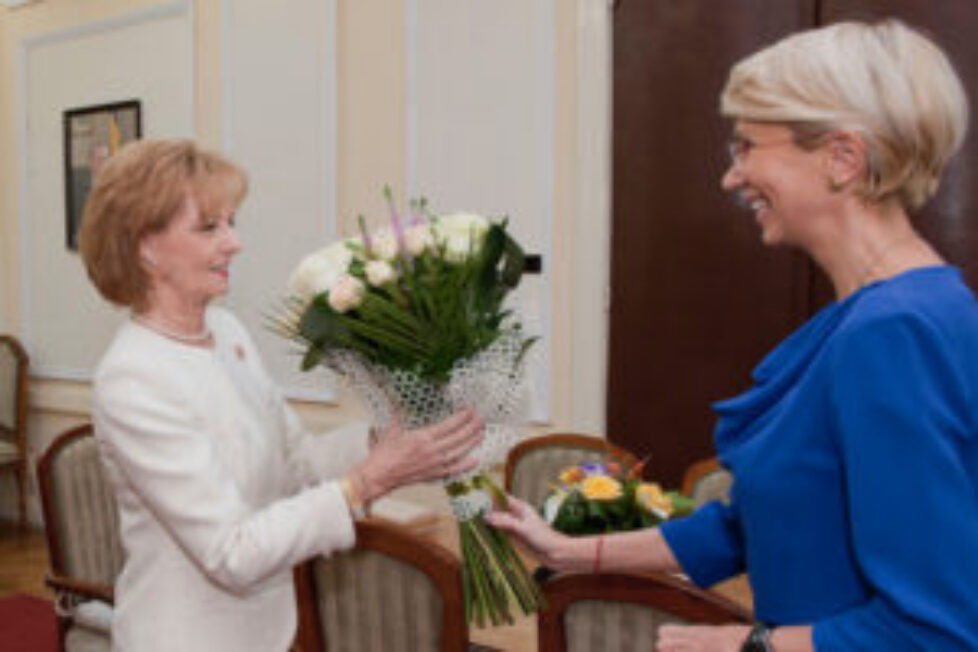 Majestatea-Sa-Margareta-Custodele-Coroanei-viceprim-ministru-Raluca-Turcan-Crucea-Rosie-Romana-©Daniel-Angelescu-Casa-MS_jpg_ANG3339