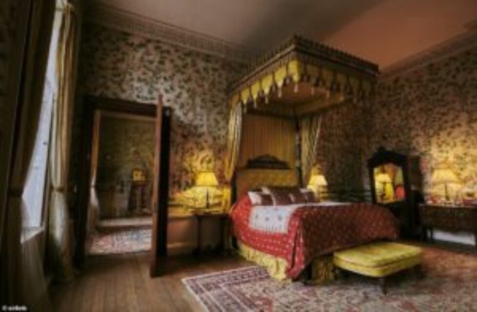 22343322-7800603-The_King_s_Suite_in_Belvoir_Castle_was_historically_used_for_vis-a-92_1576595642466