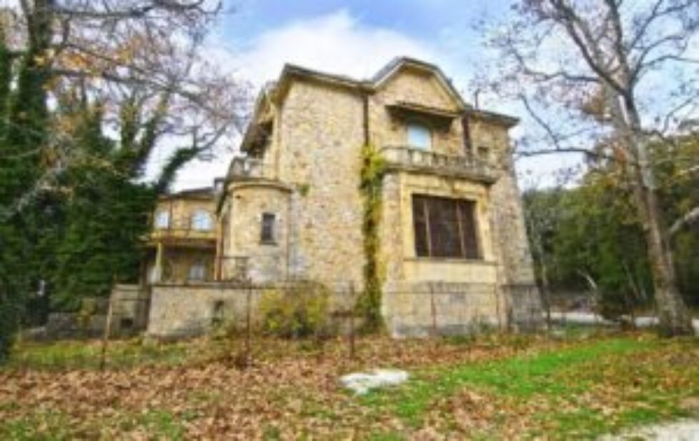 depositphotos_104230138-stock-photo-abandoned-house-of-tatoi-palace