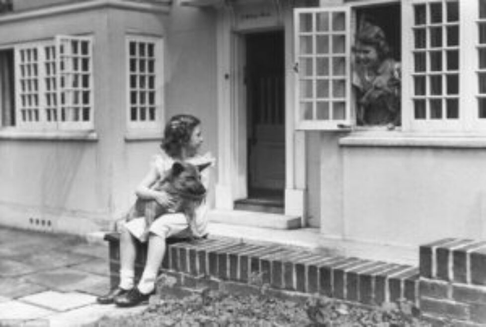 4F52F85000000578-6089821-June_1936_Princess_Margaret_1930_2002_left_and_her_sister_Queen_-a-15_1535016819300