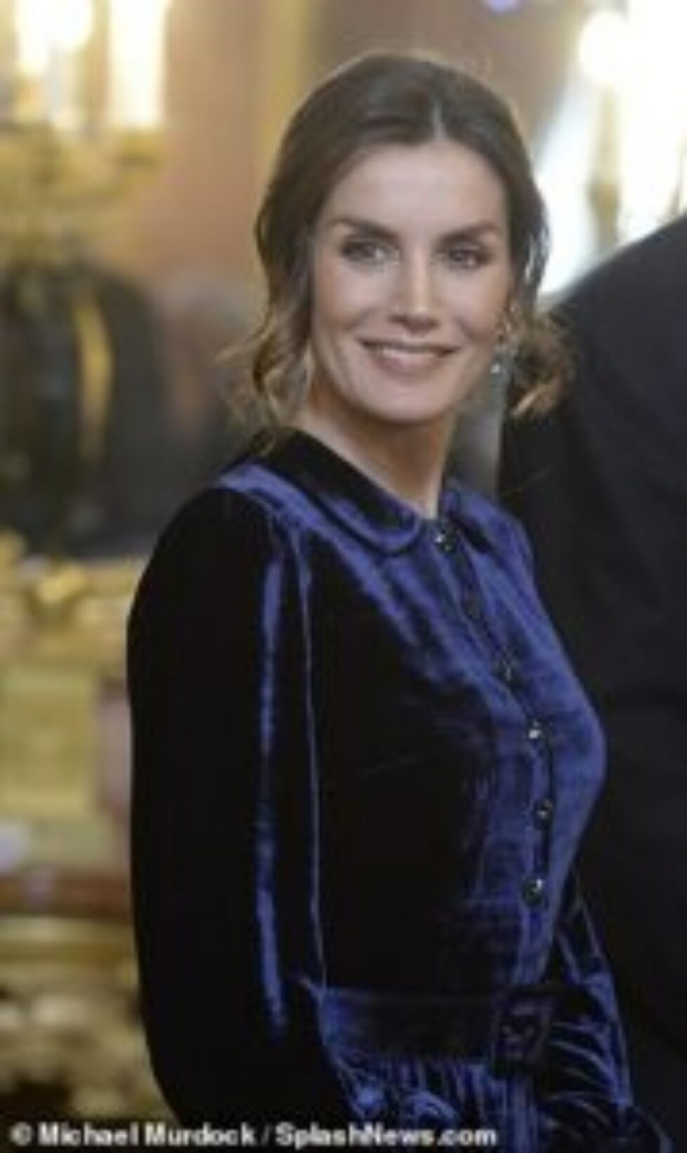 24343160-7969531-The_Spanish_royal_pinned_her_hair_up_in_a_flattering_bun_reveali-a-20_1580910969646