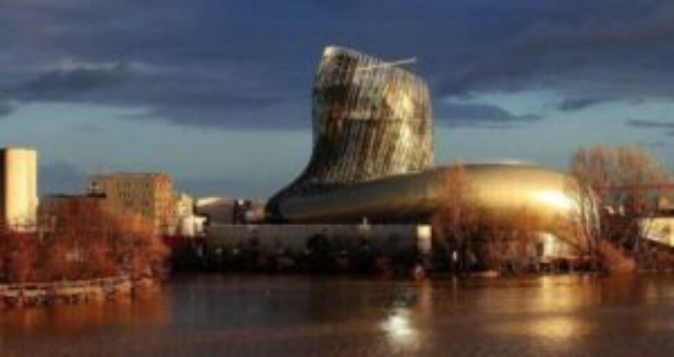 la-cite-du-vin-aux-couleurs-or-au-petit-matin-le-29_3500928_800x400
