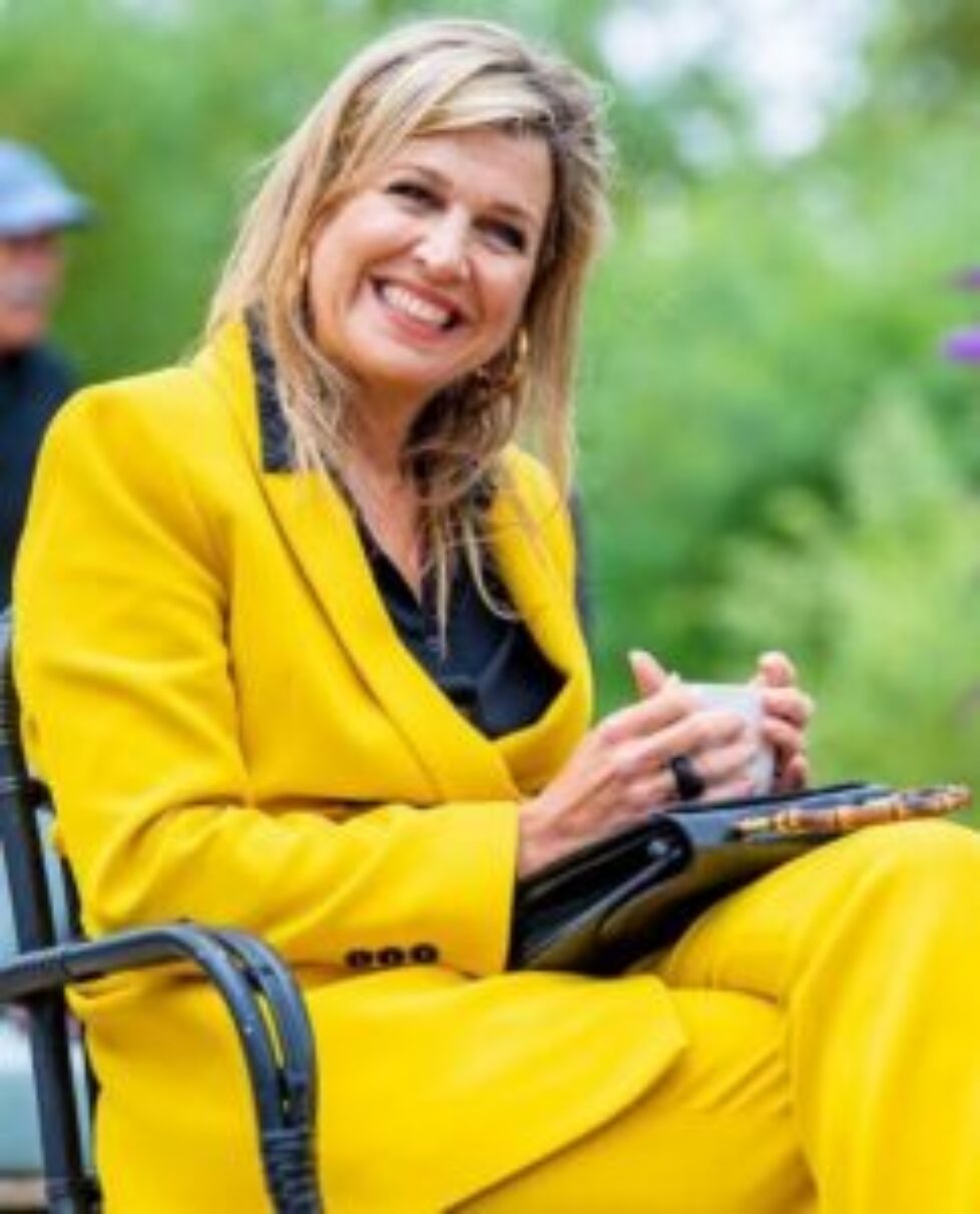 queen-maxima-in-zara-yellow-suit-gucci-bag-cartier-earrings-3