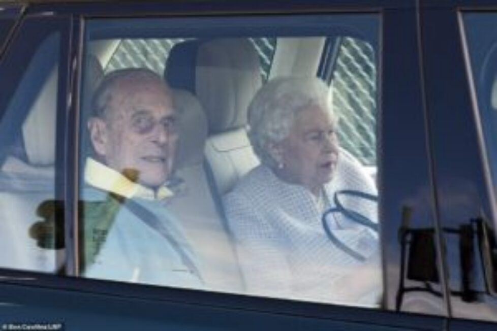 31551558-8591491-The_Queen_and_the_Duke_of_Edinburgh_are_en_route_to_Balmoral_for-a-72_1596551686819