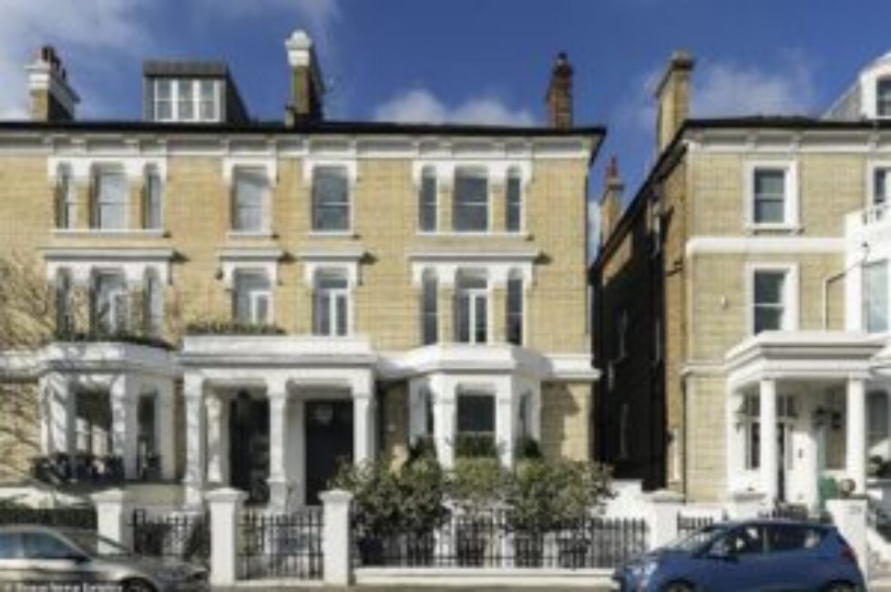 32089652-8639379-An_elegant_mansion_in_London_s_Kensington_which_was_once_home_to-a-84_1597762993843