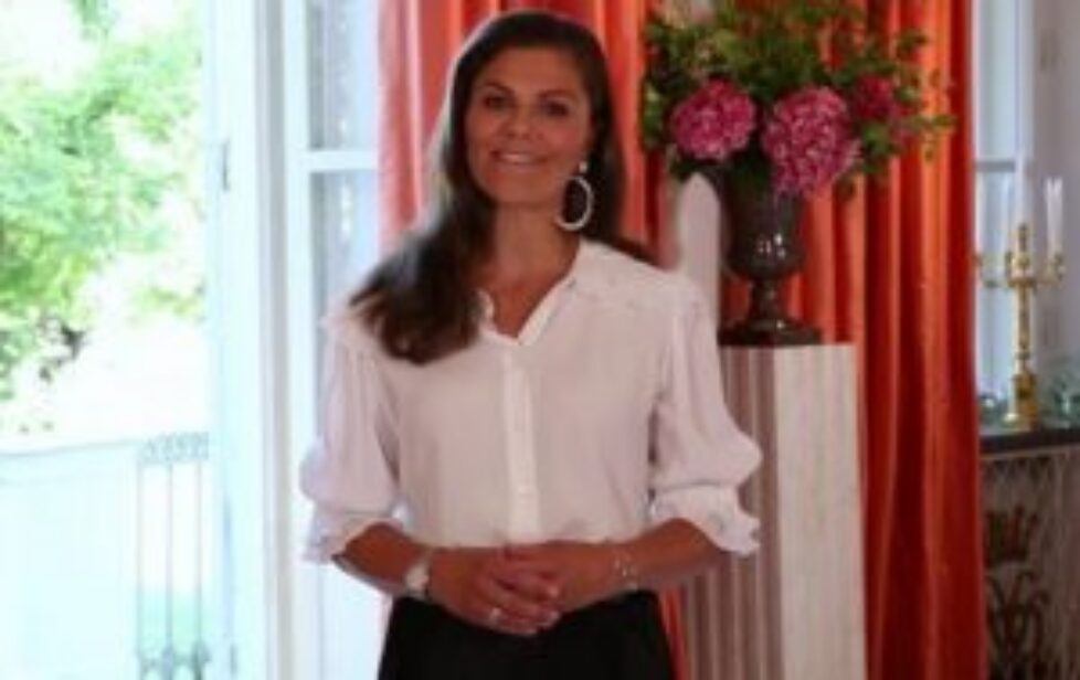 Crown-Princess-Victoria-in-AVAVAV-short -sleeve-plisse-collar-blouse-1