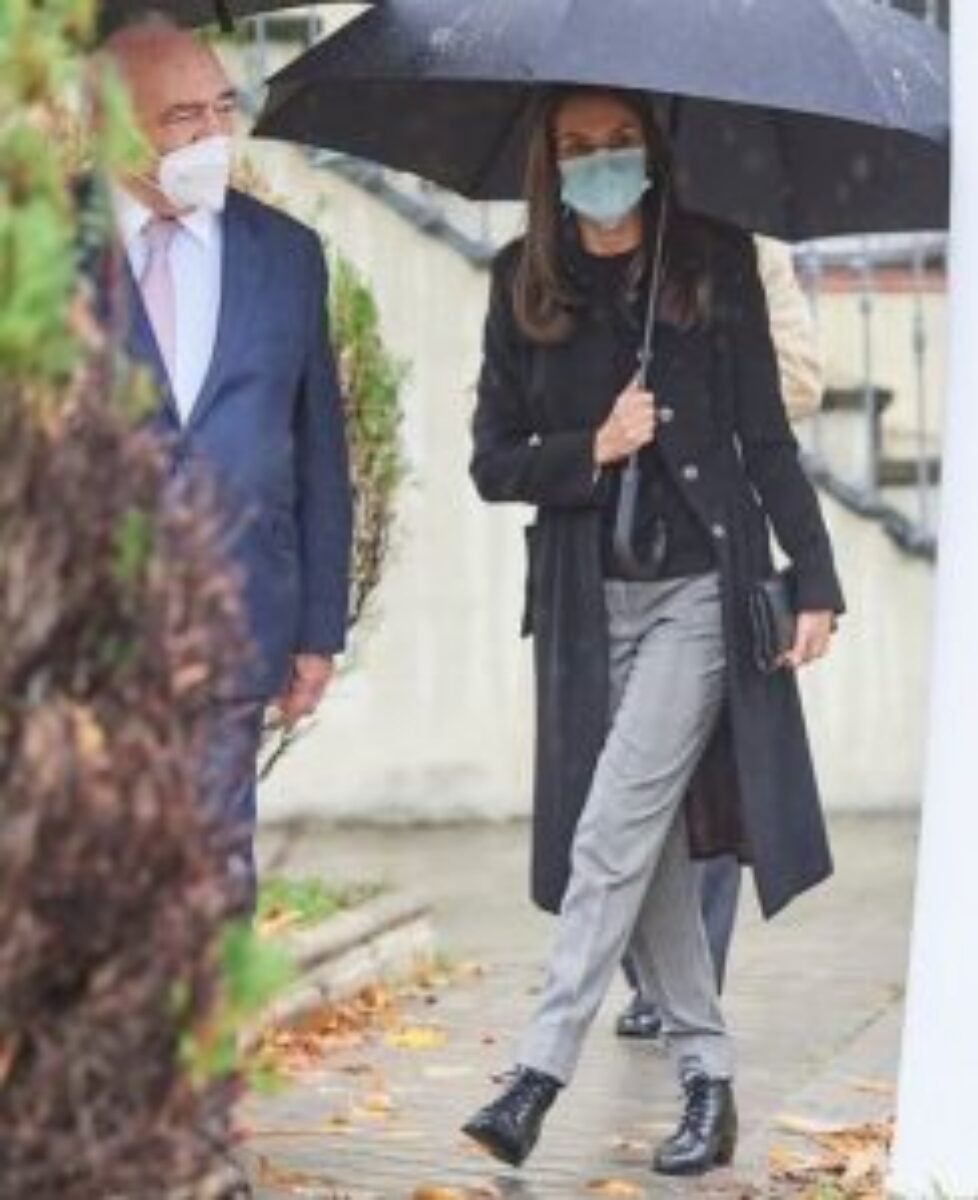 letizia-in-mango-pants-burberry-coat-5
