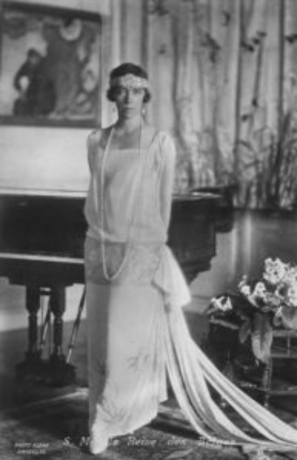 elisabeth-in-20s-dress_med