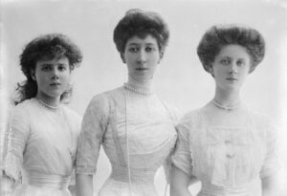 Princess_Louise,_Duchess_of_Fife,_and_daughters_Princesses_Maud_and_Alexandra