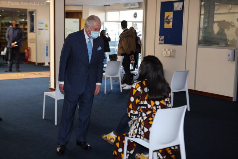 Charles et Camilla visitent un centre de vaccination à Skipton House ...