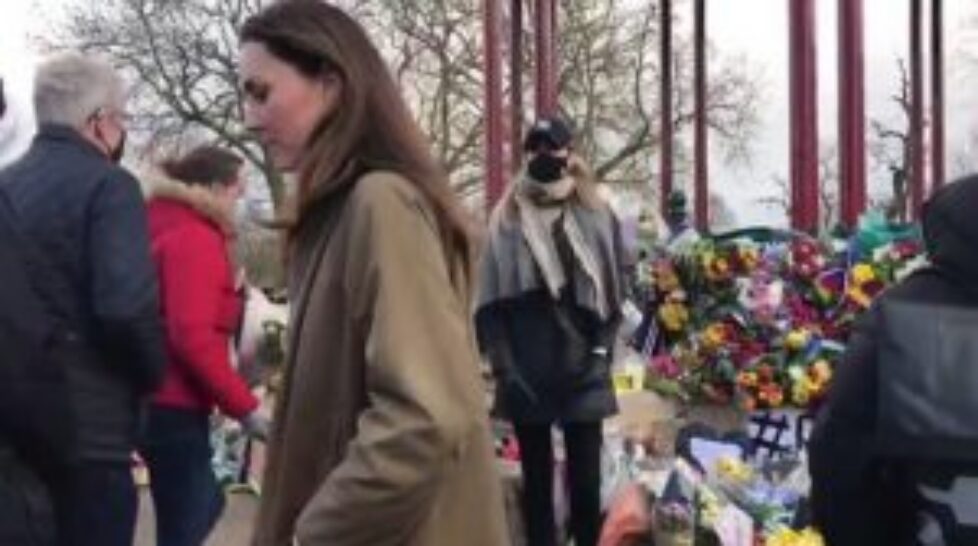 40423596-9359087-Kensington_Palace_said_Kate_pictured_wanted_to_pay_her_respects_-a-111_1615668862608