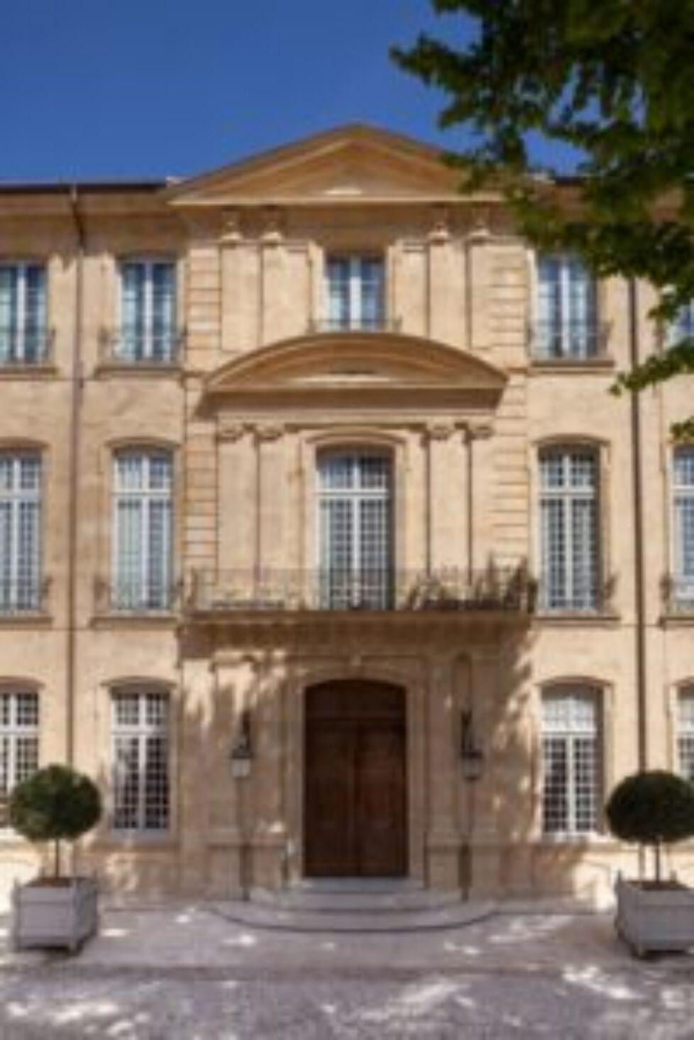 05._facade_de_la_cour_d_honneur_-_c_s._lloyd