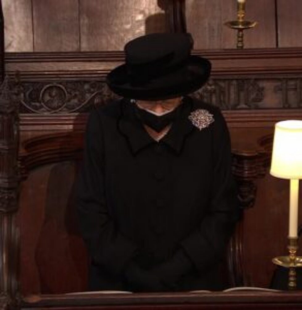 41875586-9482535-Her_Majesty_stands_alone_head_bowed_in_the_chapel_as_her_husband-a-5_1618686447270