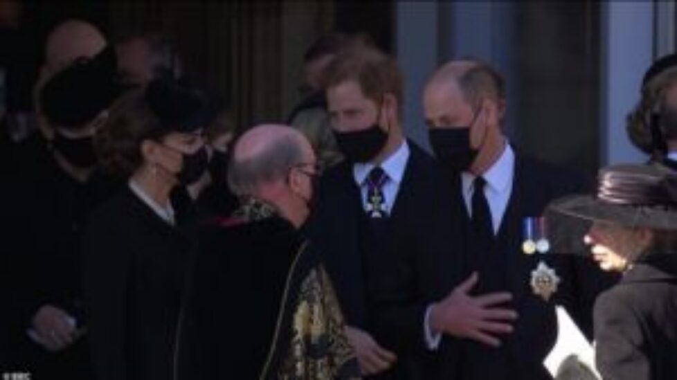 41878612-9481651-Prince_Harry_and_Prince_William_walk_next_to_each_other_as_they_-a-387_1618672102364
