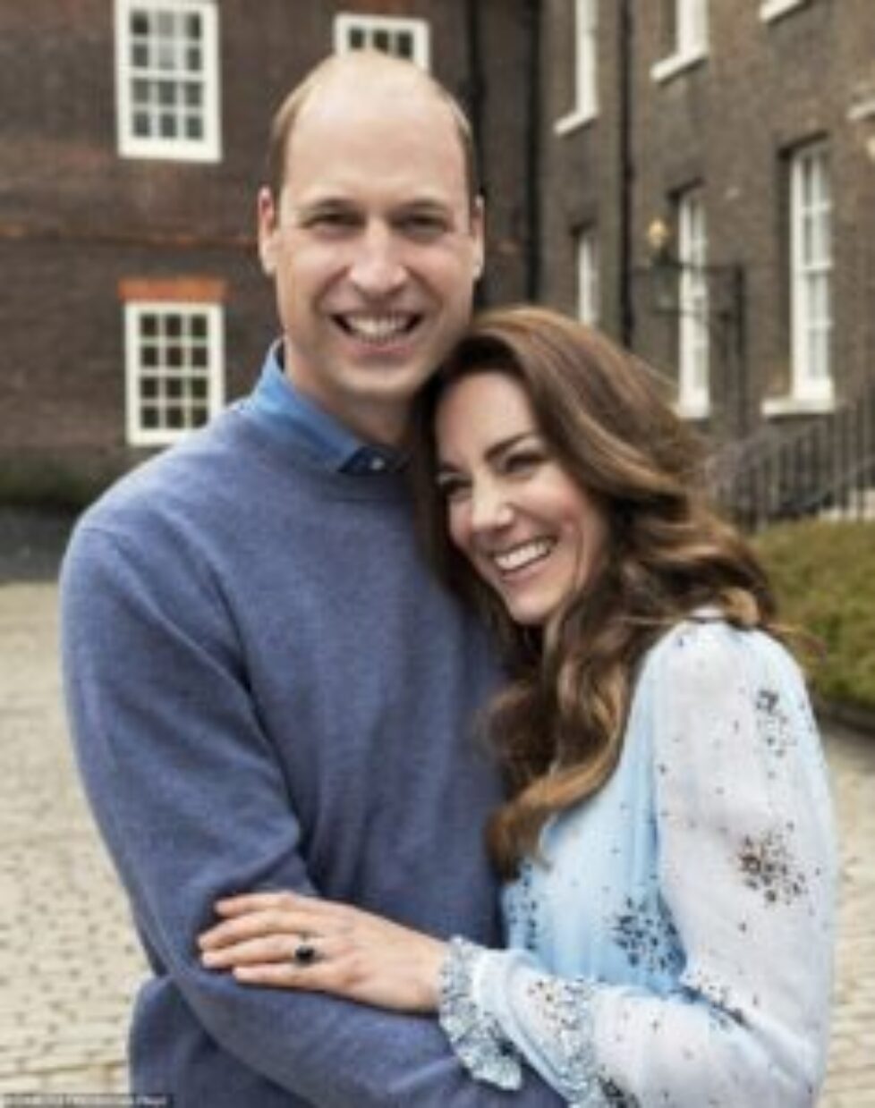 42337980-9522469-In_one_of_the_new_portraits_of_The_Duke_and_Duchess_of_Cambridge-a-1_1619641361958