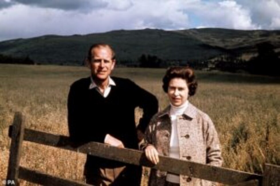 43009364-9581065-Balmoral_was_for_the_Royals_extremely_private_While_never_off_du-a-4_1621062572800