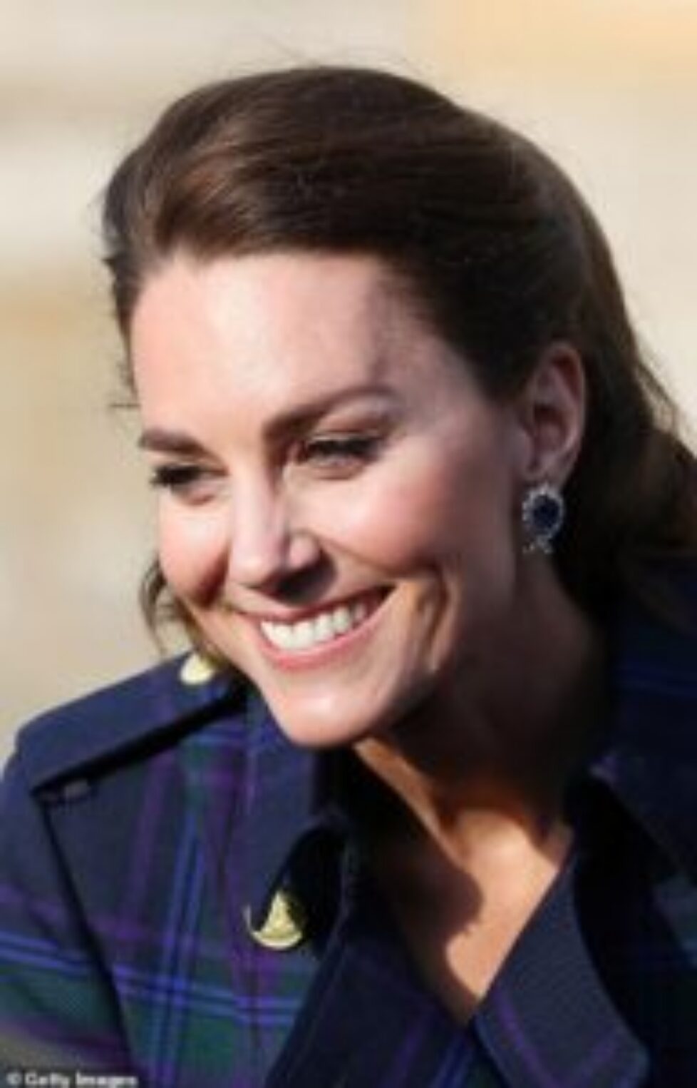 43487169-9622717-The_beaming_Duchess_opted_for_her_usual_natural_make_up_with_a_s-a-31_1622072846696