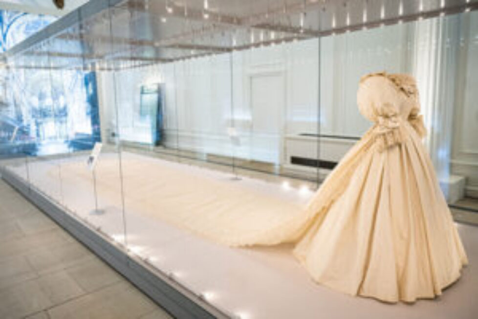 princess-diana-wedding-dress-on-display-z