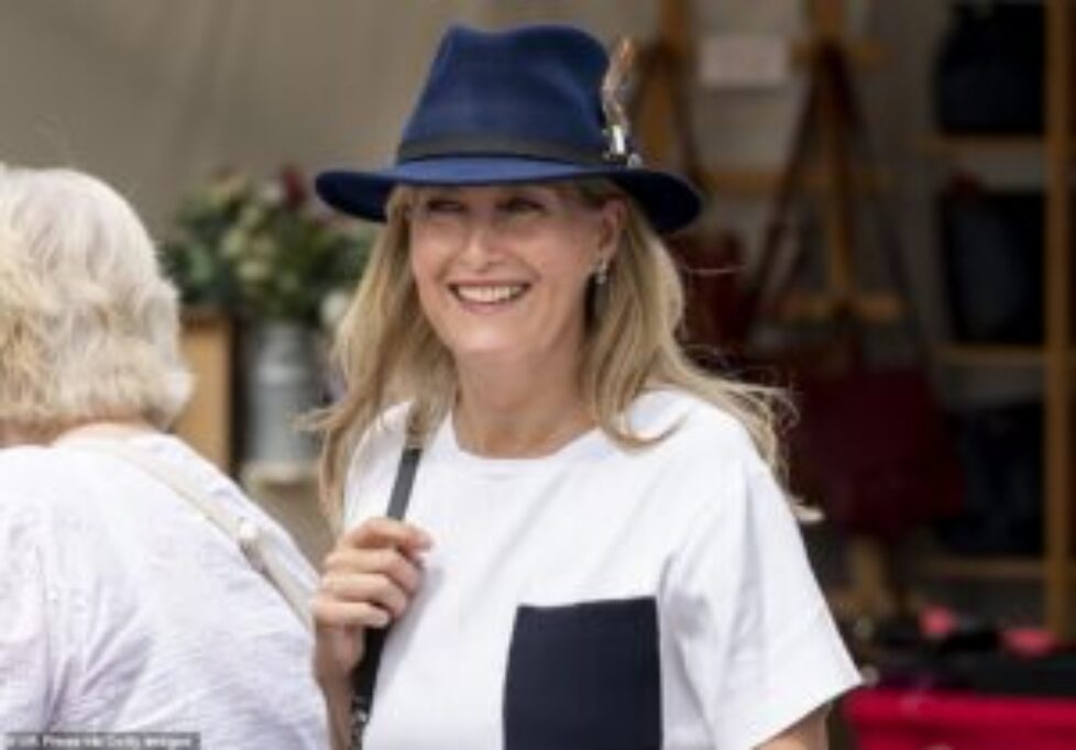 44912853-9746147-Beaming_Wearing_her_hat_and_casual_t_shirt_the_Queen_s_daughter_-a-6_1625161714331