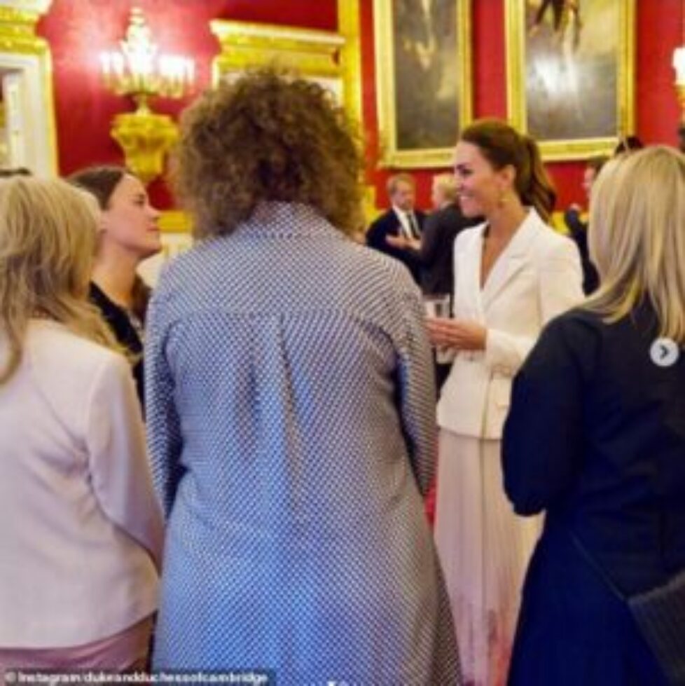 48257761-10018381-The_Duchess_of_Cambridge_was_dazzling_in_a_tailored_white_gown_a-a-30_1632338971111