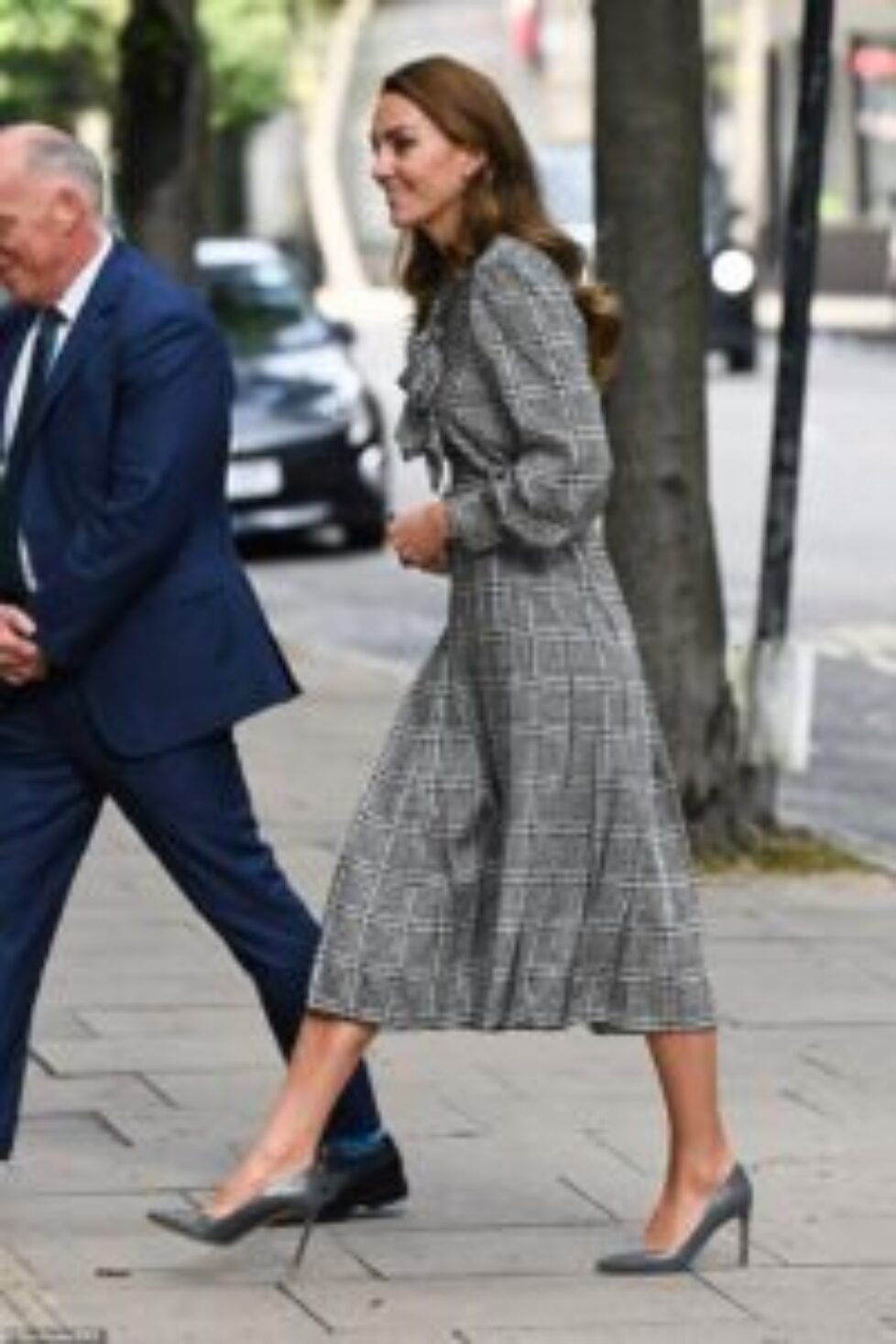48781407-10060373-The_Duchess_of_Cambridge_39_put_on_a_stylish_display_in_a_recycl-a-1_1633432361054