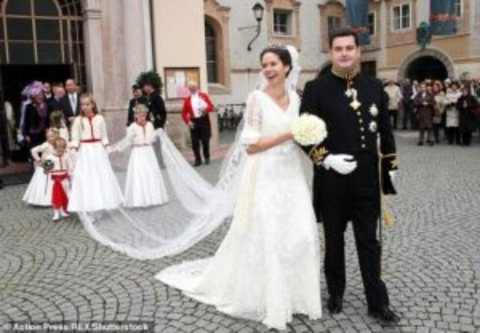 48513279-10423431-The_couple_married_in_2007_during_a_grand_ceremony_in_front_of_6-a-75_1642696460804