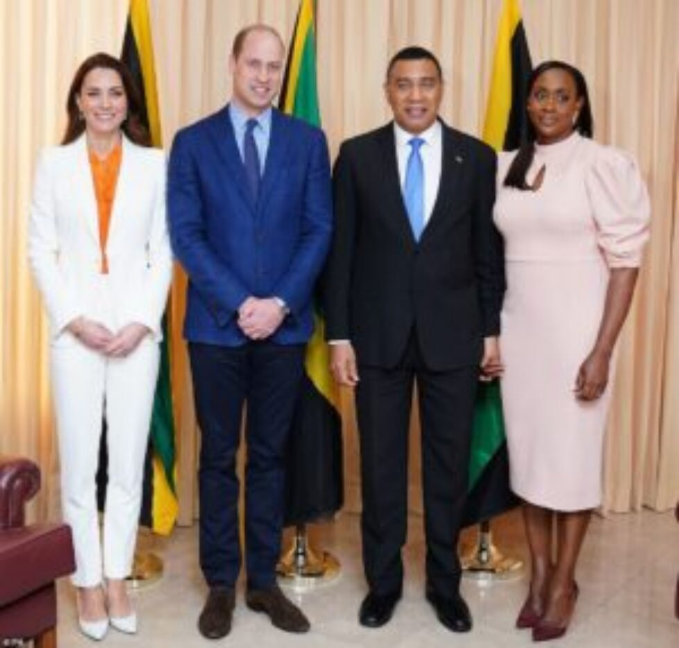 55708441-10644381-The_Duke_and_Duchess_of_Cambridge_were_given_a_red_carpet_welcom-m-186_1648051782298